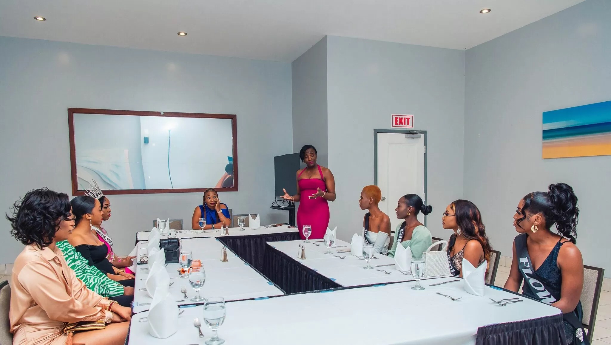 Swimwear Pageant contestants dine with former Carnival queens