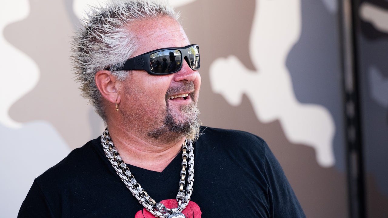 Celeb chef Man Fieri visits Central Florida, donates 10 pizzas to police division