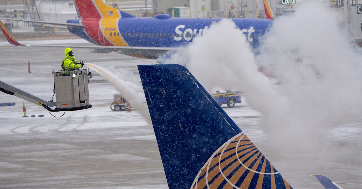 Airways scrap 3,800 U.S. flights as winter storm disrupts vacation journey