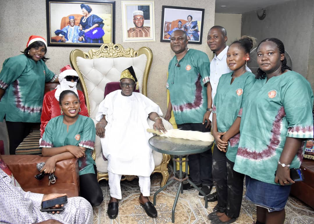 Olubadan Hosts 1st Christmas Carnival on Throne