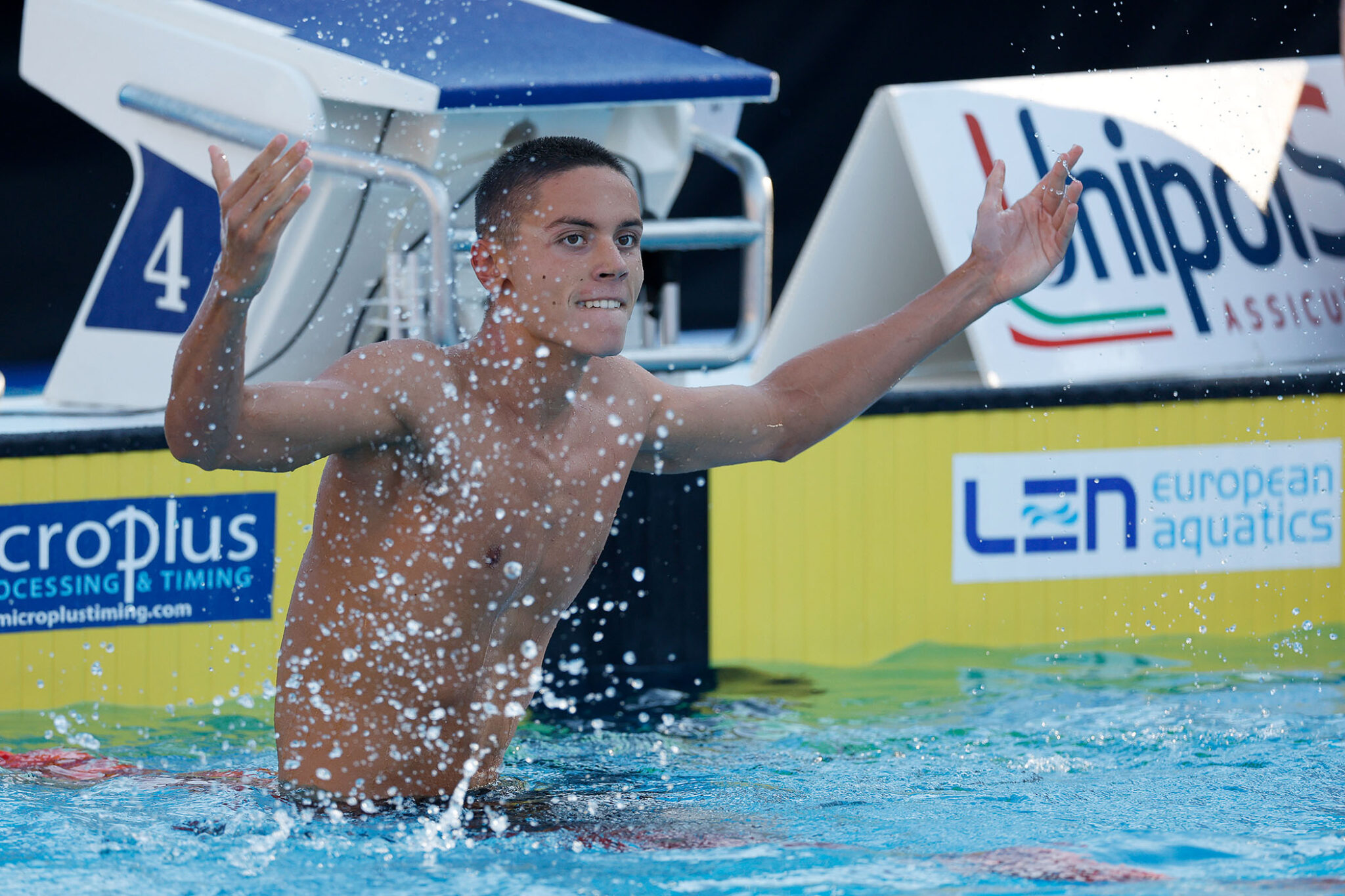 Male Swimmer Of The 12 months, David Popovici