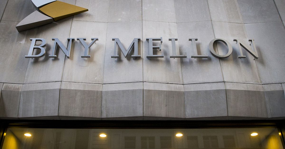 U.S. financial institution BNY Mellon awards shares to 90% of staff