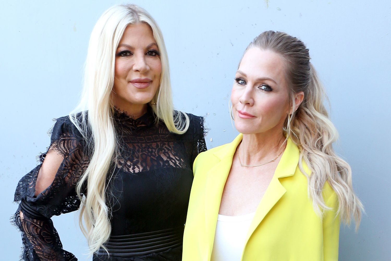 90210’s Jennie Garth, Tori Spelling Go to Kelly and Donna’s Seaside Home