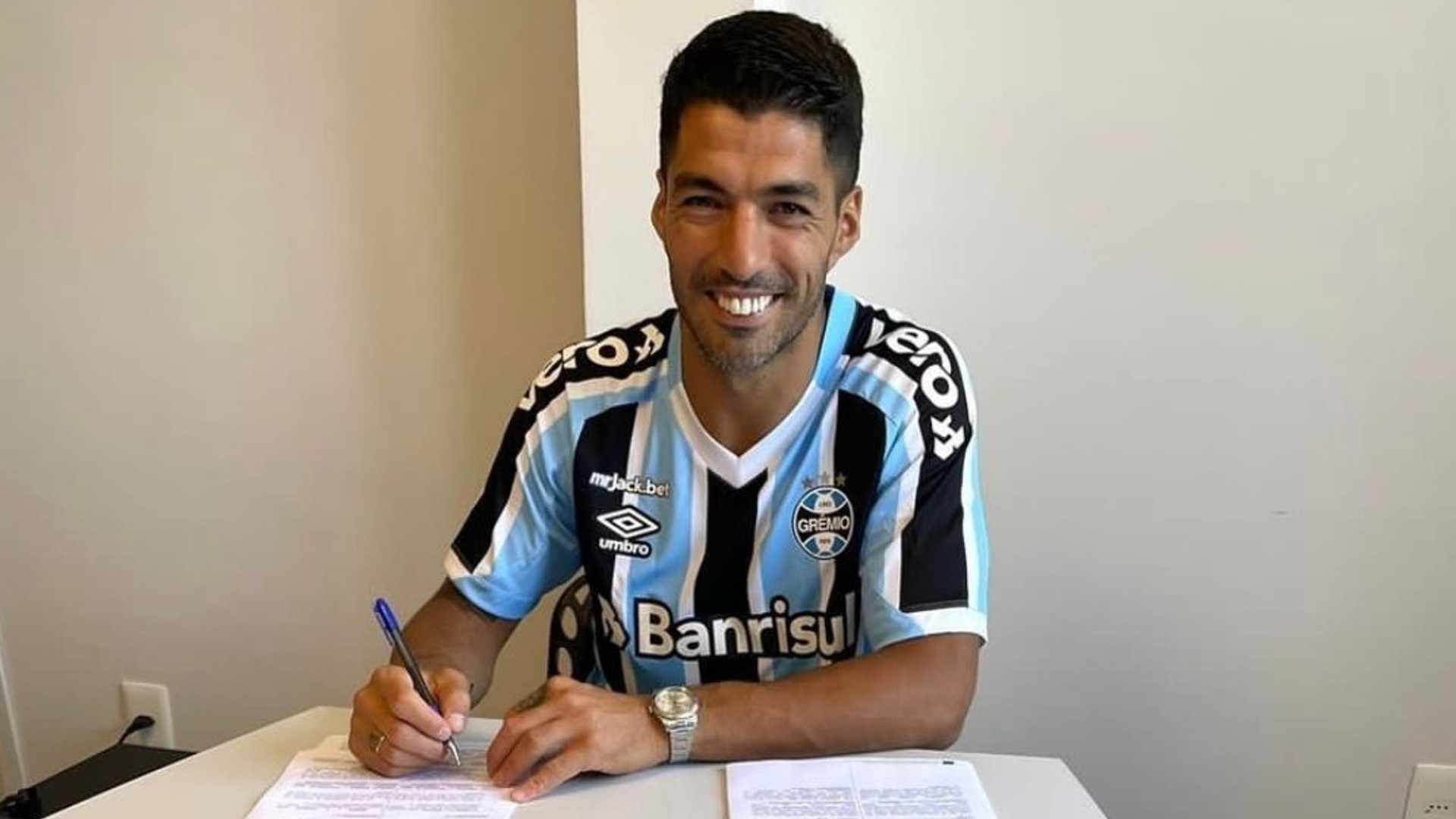 Luis Suarez has a brand new membership! Ex-Barcelona & Liverpool striker indicators for Gremio on free switch