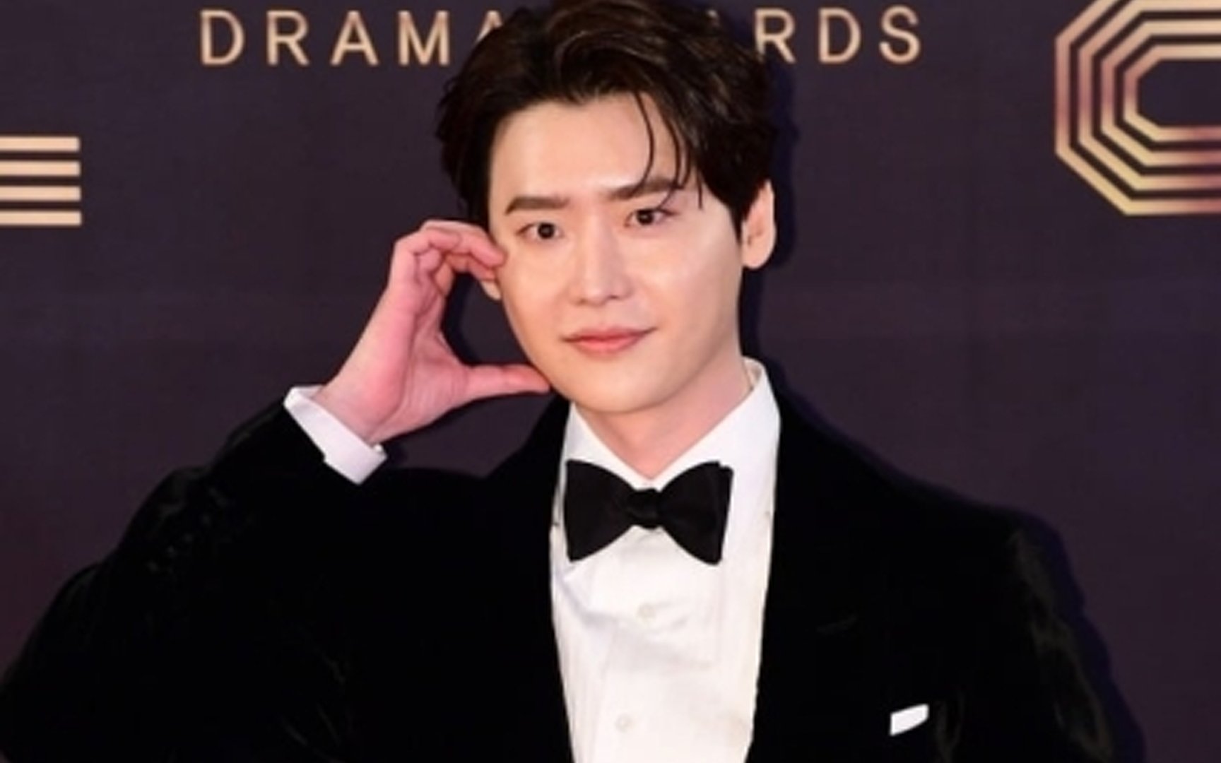 Did Lee Jong Suk dedicate his acceptance speech to his girlfriend on the MBC Drama Awards?