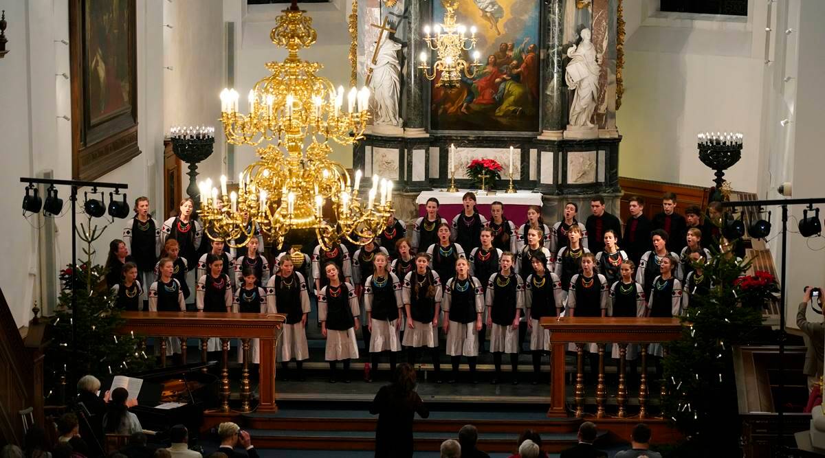 Ukrainian youth choir defies struggle with messages of freedom