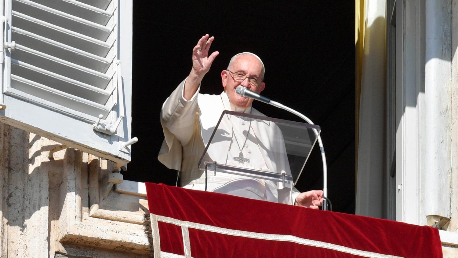 Pope at Angelus: Mary helps us protect our magnificence from evil