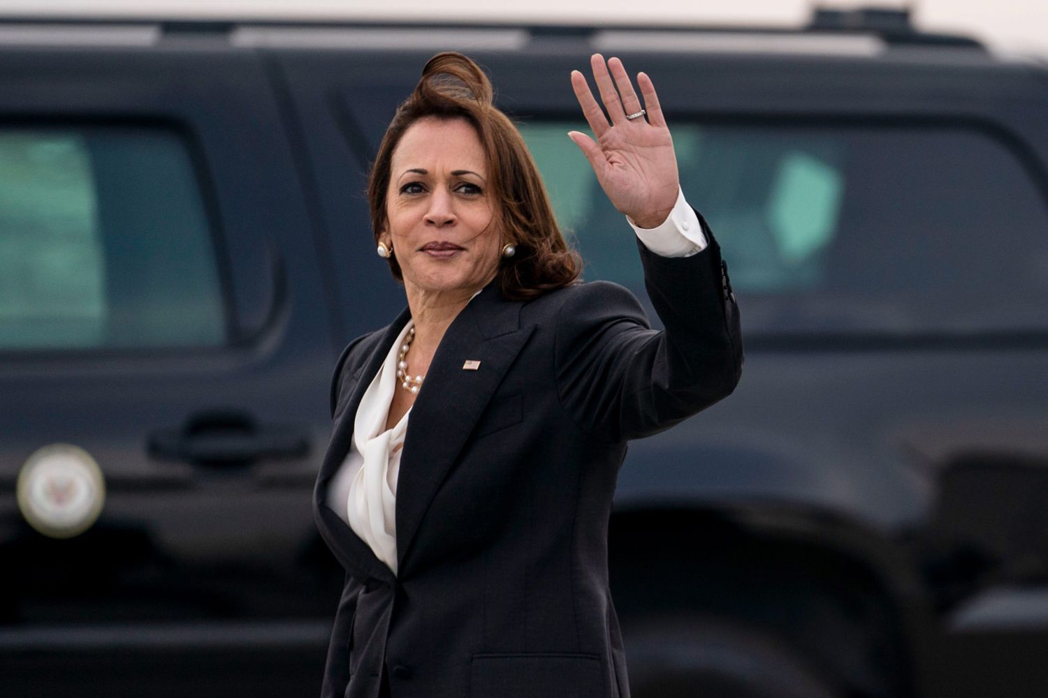 Migrants Dropped at Vice President Kamala Harris’ Residence on Christmas Eve in Historic Chilly Climate