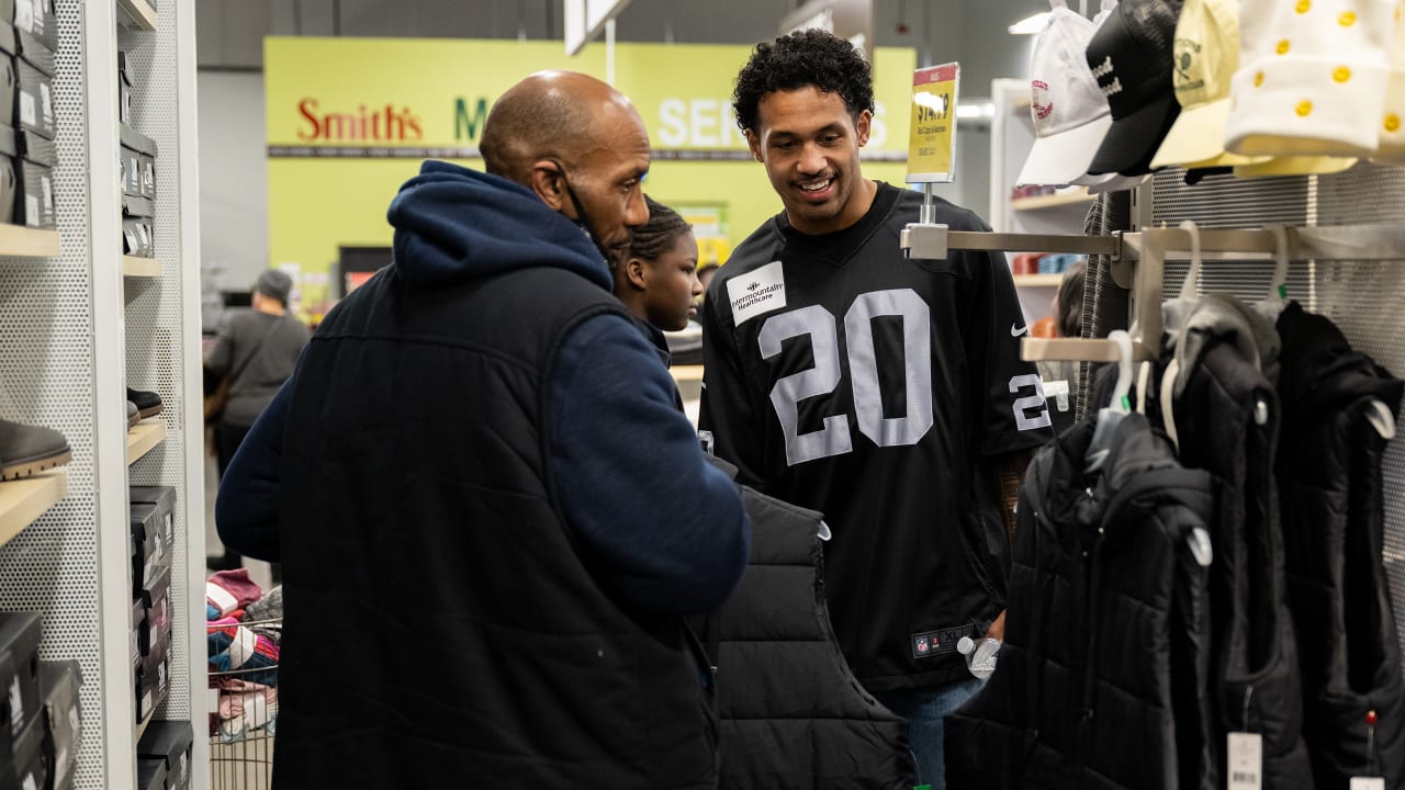 Raiders, Smith’s take Las Vegas households on ‘Vacation Huddle’ purchasing spree