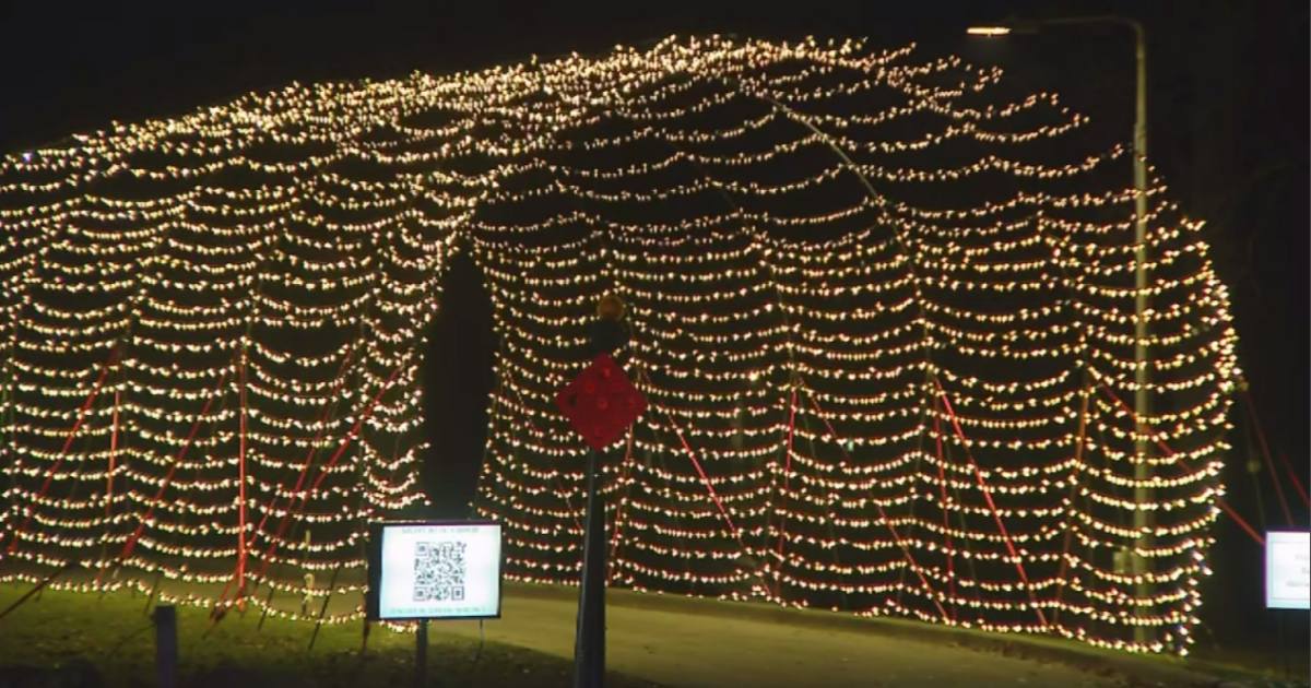 Aurora’s drive-thru Competition of Lights attracts 50,000 automobiles