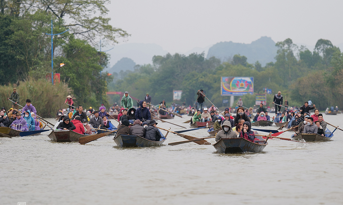 40,000 pilgrims arrive for opening day of Huong Pagoda Pageant