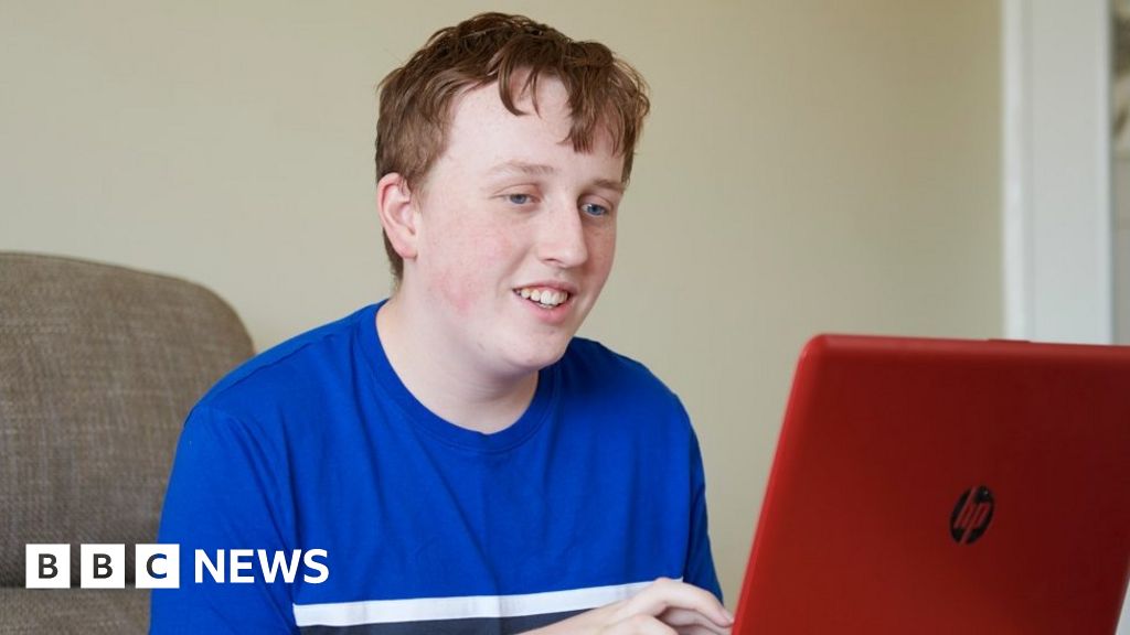 Visually-impaired Nottingham regulation pupil praises e-book scheme – BBC