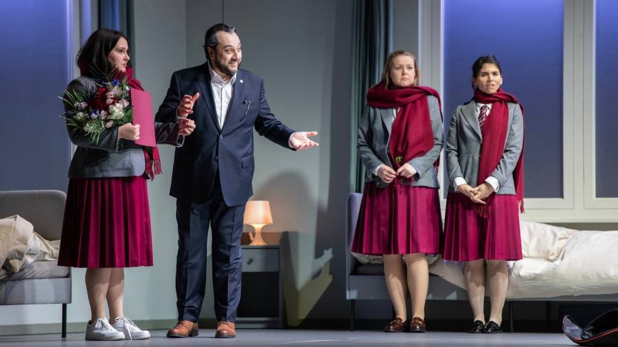 Simon Boccanegra, Deutsche Oper Berlin assessment — politics and poisoning in Verdi’s darkish thriller