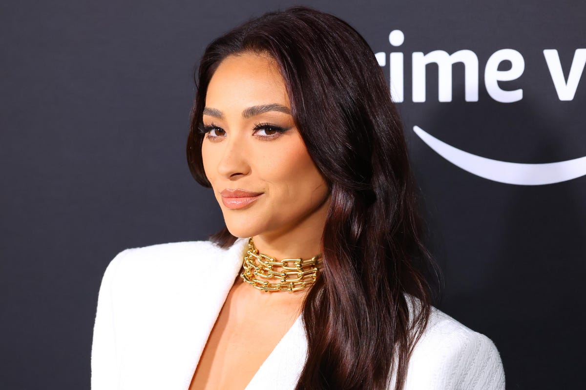 Shay Mitchell’s Secrets and techniques To Packing Magnificence Merchandise & Touring In Type