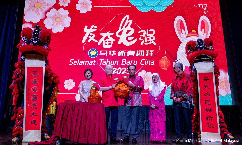 Anwar celebrates CNY with MCA, optimistic of future collectively