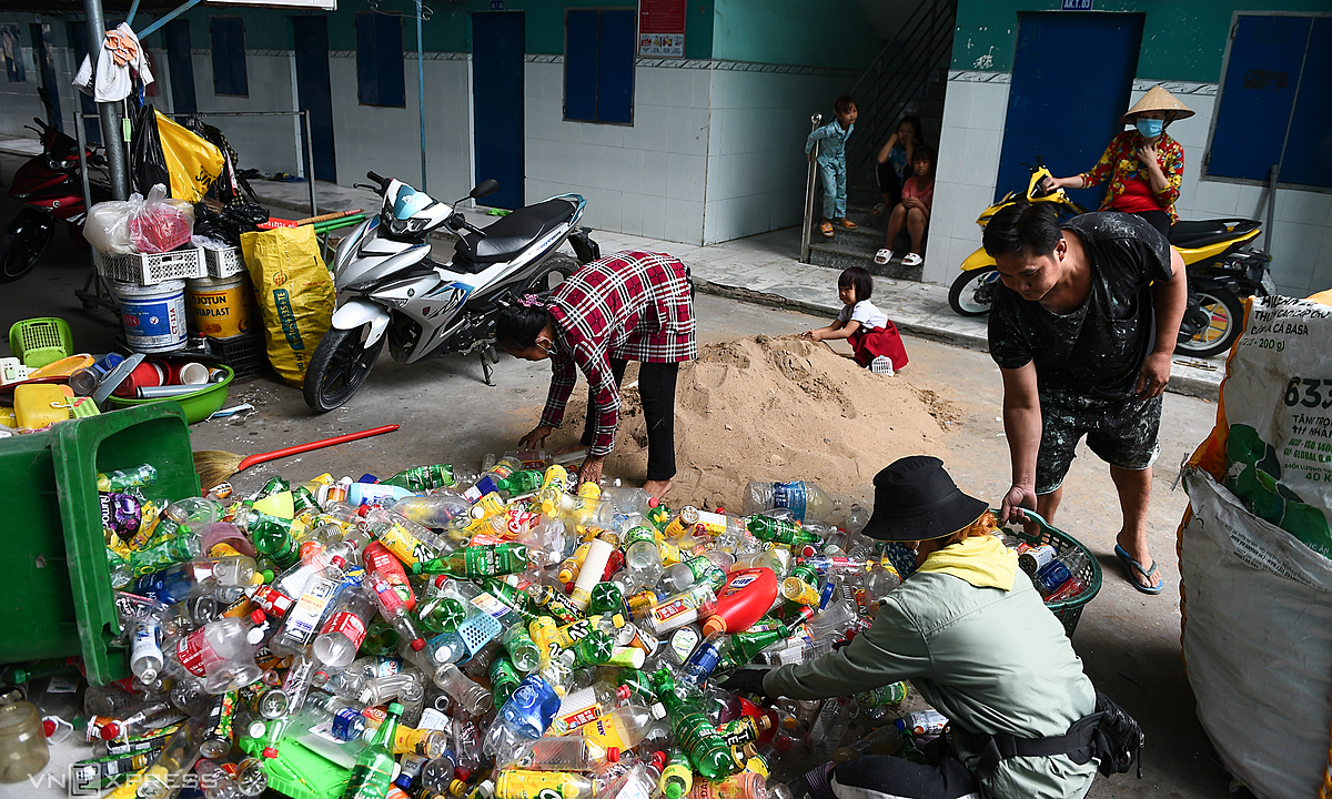 Unable to afford journeys dwelling, hundreds of employees keep again in Binh Duong as Tet approaches