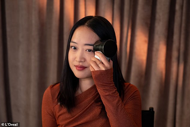 L’Oréal launches Forehead Magic gadget that makes use of augmented actuality to attract brows