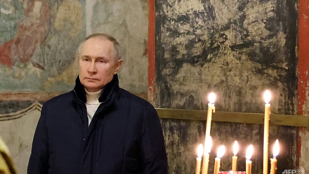 Lone Putin observes Christmas at Kremlin church