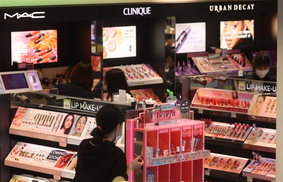 Retailers search to bolster magnificence product gross sales as lifting of masks mandate approaches – 코리아타임스