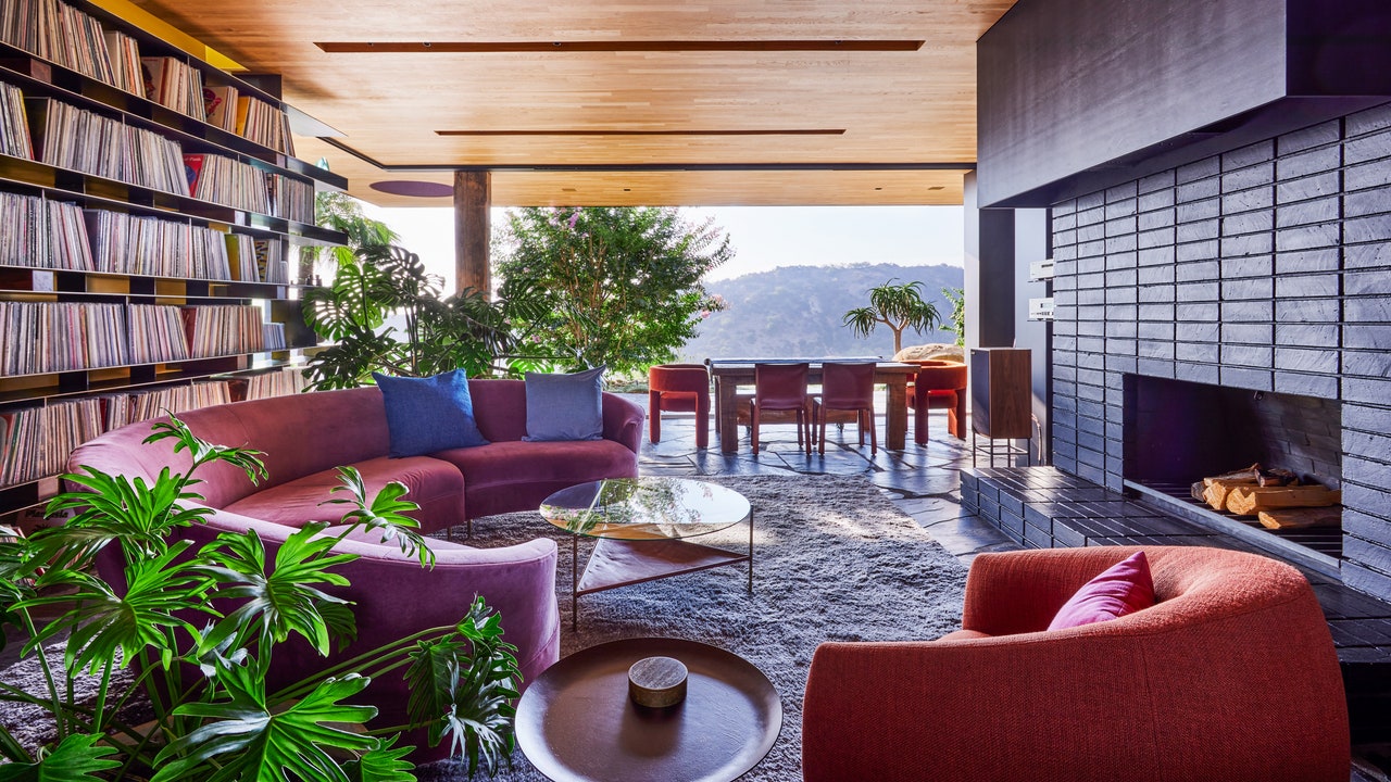 Step Inside a Pleasant Los Angeles House Designed to Body Hillside Views