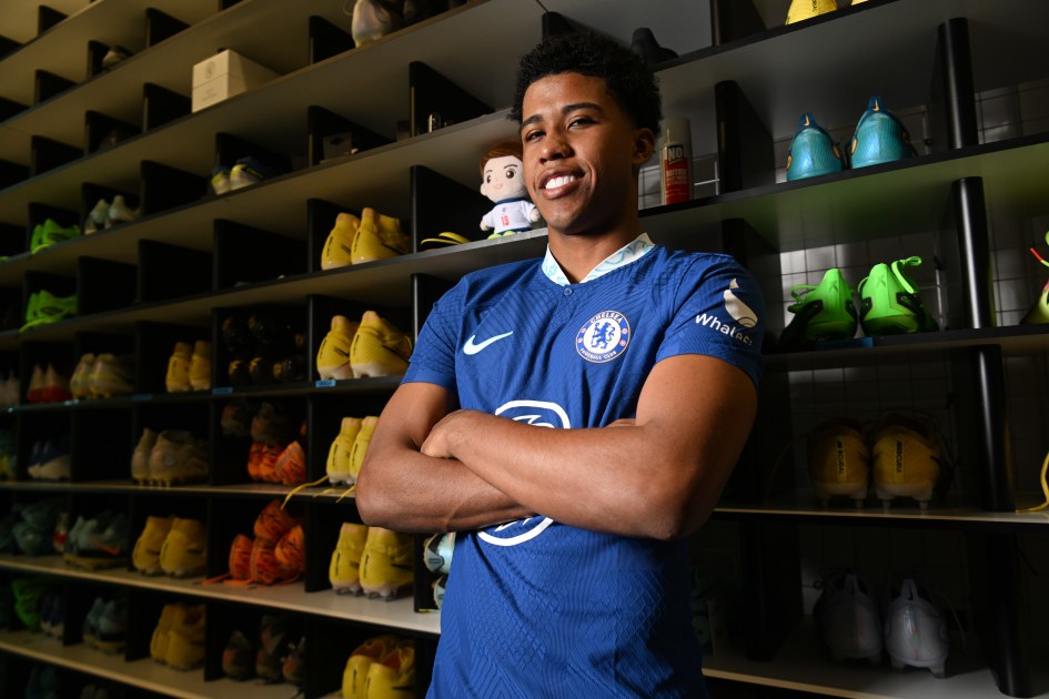 Younger Brazilian midfielder Santos joins Chelsea | Information | Official Web site