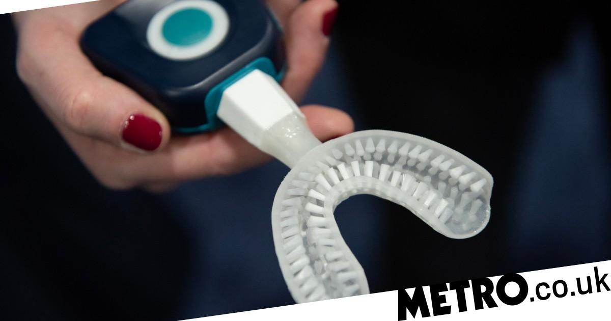 Mouthguard-style gadget cleans your tooth in 10 seconds