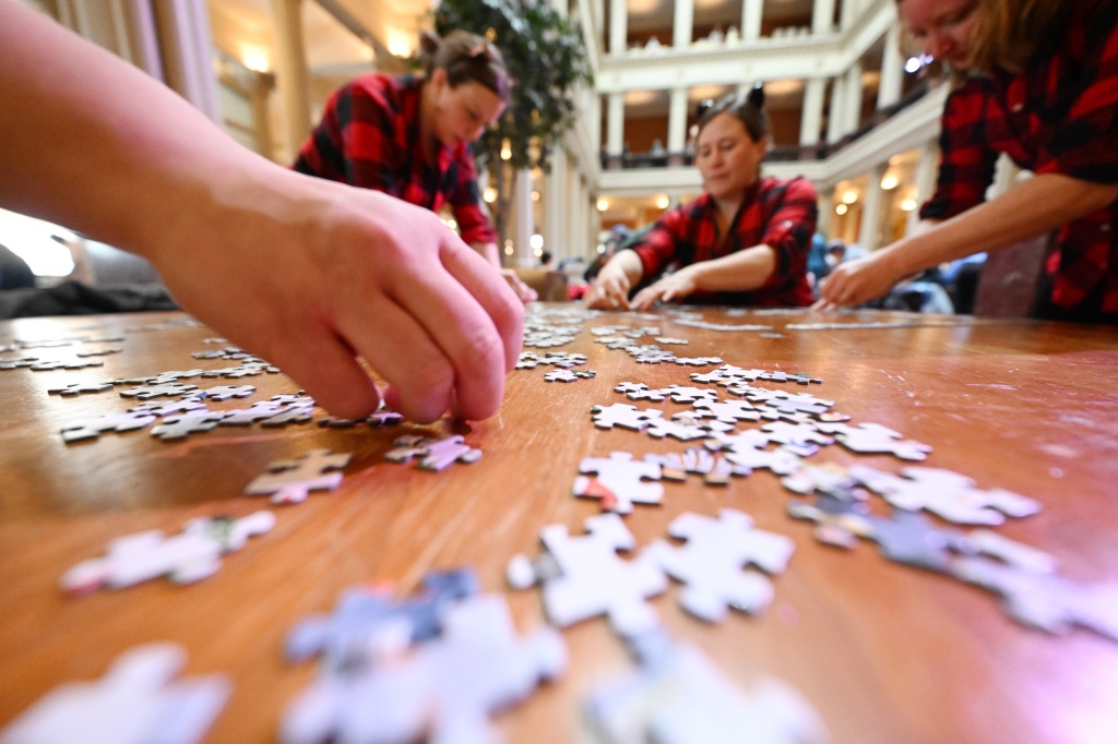 On the Winter Carnival’s puzzle event, a glance contained in the world of aggressive jigsaw puzzle-solving – Twin Cities