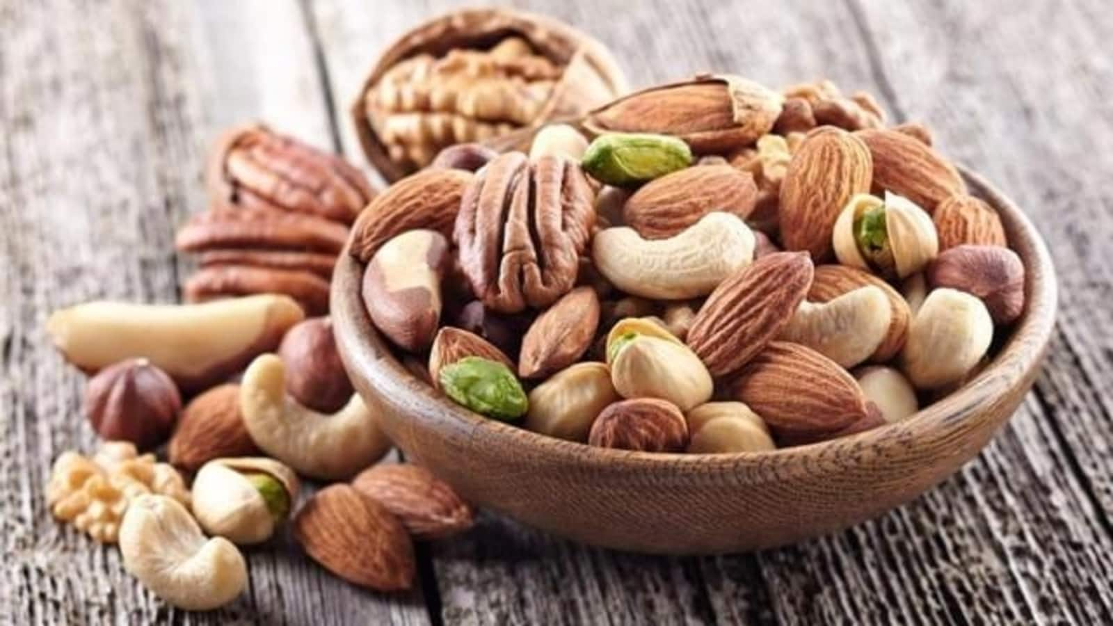 Consuming blended tree nuts lowers the chance of heart problems: Analysis | Well being