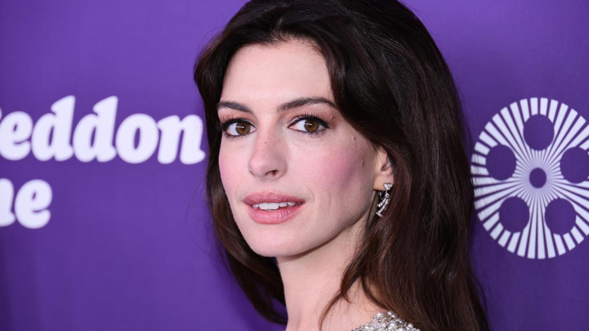 Anne Hathaway, 40, stuns in makeup-free image: ‘What’s this magic?’