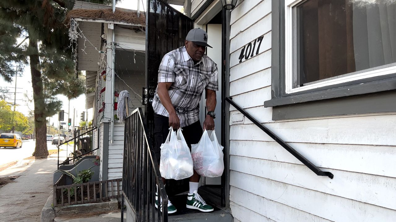 Group middle delivers meals to homebound seniors