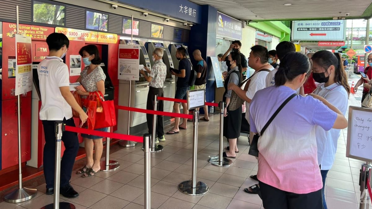 Lengthy queues for brand spanking new banknotes forward of Chinese language New Yr