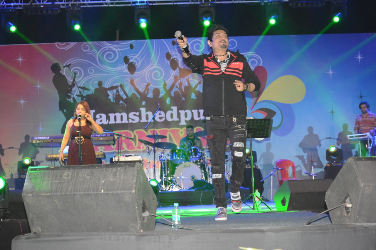 Jamshedpur Carnival: Neeraj Shridhar packs off winter chill with heat of super-hit songs