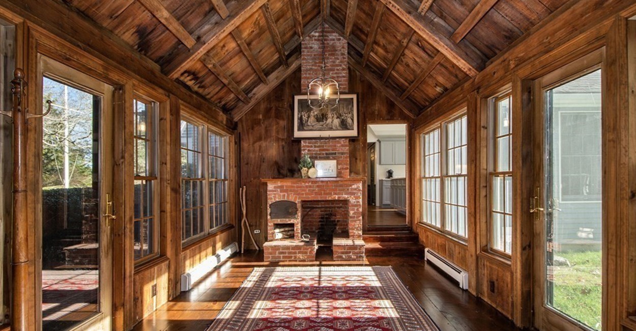 An Vintage-Type Duxbury House Surrounded by Conservation Land