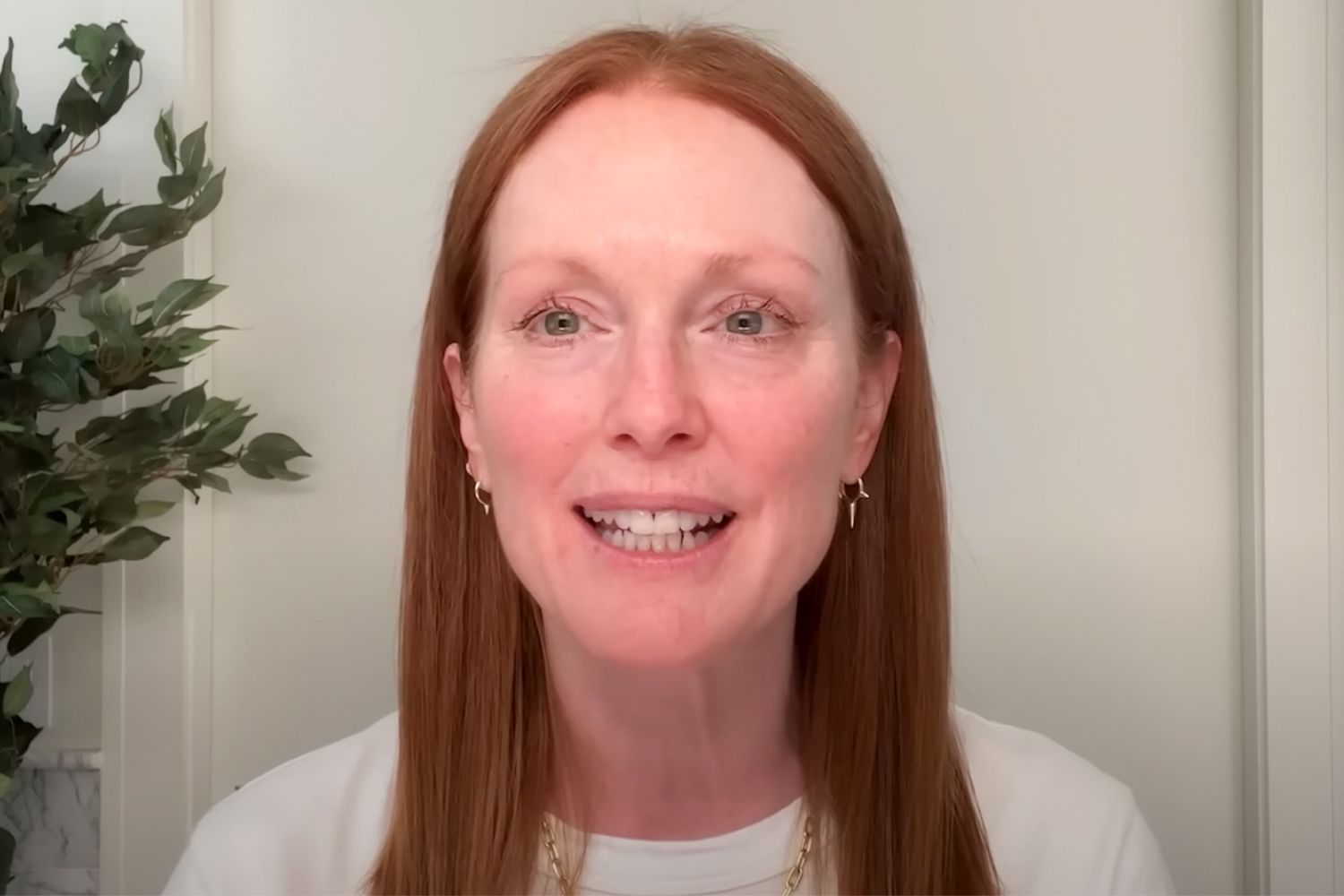 Julianne Moore Jokes That She ‘Destroyed’ Her Eyebrows as a Teenager