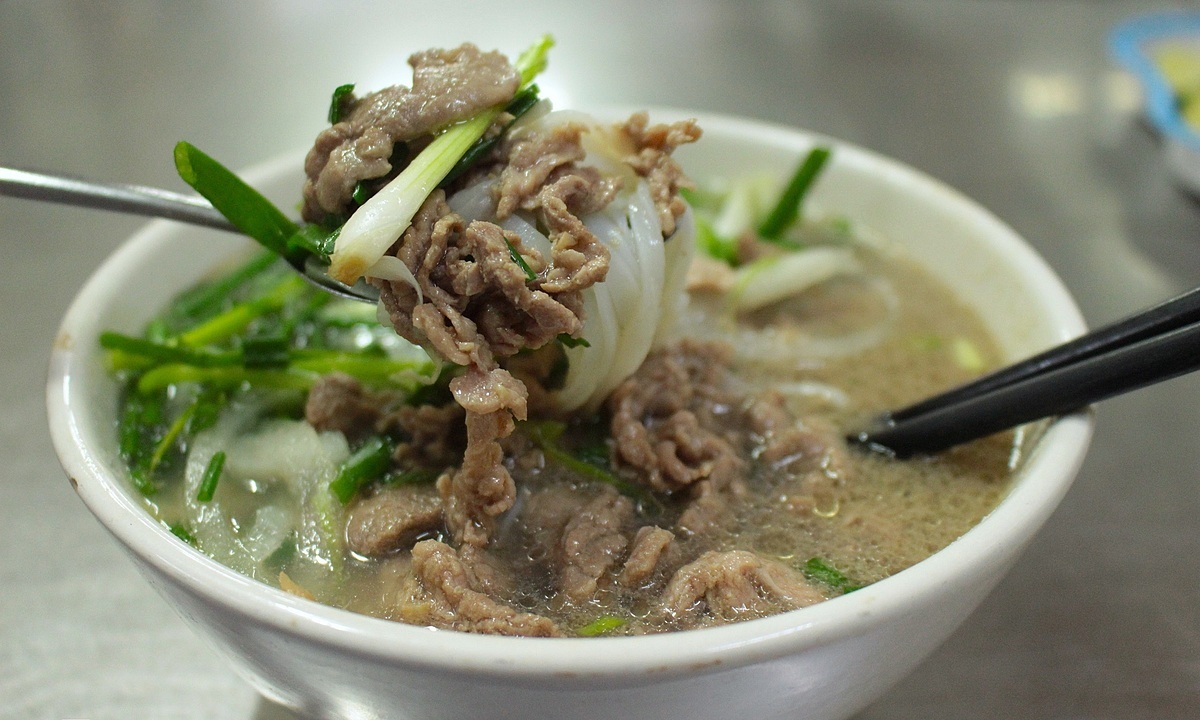 No herbs, no hoisin sauce: A real Hanoi fashion pho in Saigon