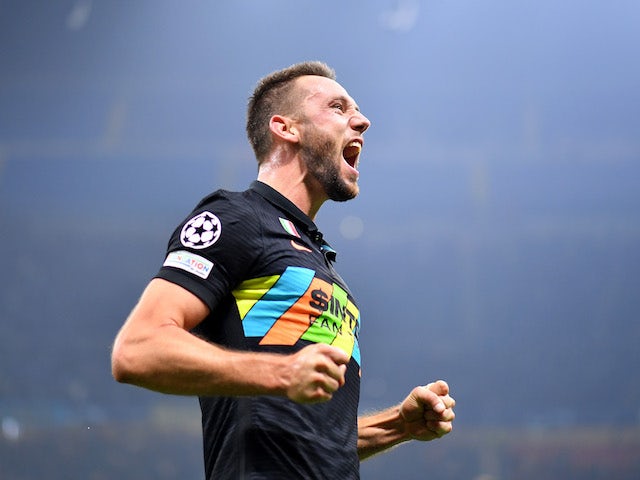 Manchester United ‘amongst golf equipment inquisitive about Inter Milan’s Stefan de Vrij’